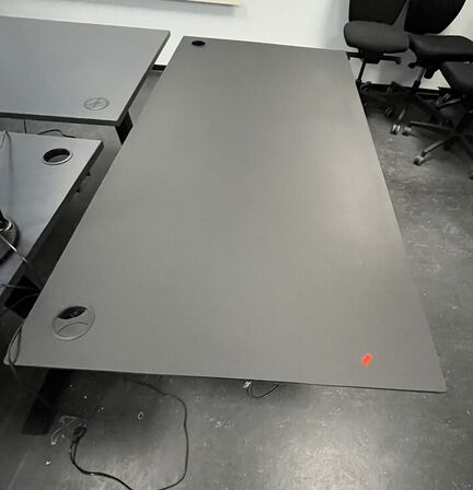 Tre hæve/sænkeborde. 