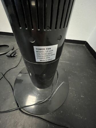 Bordlampe, hattehylde og ventilatortårn.