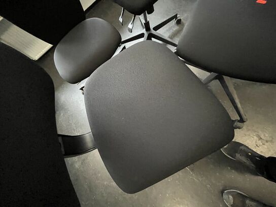 Fire kontorstole, assorterede.