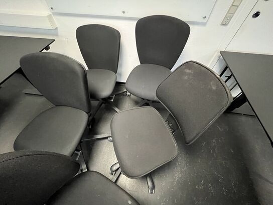 Fem kontorstole, assorterede.