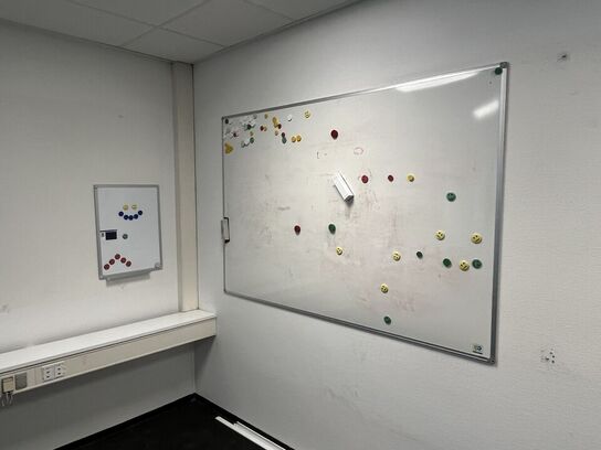 Syv whiteboards, assortrerde. 