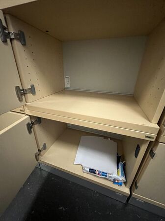 Kinnarps locker med to rum. 