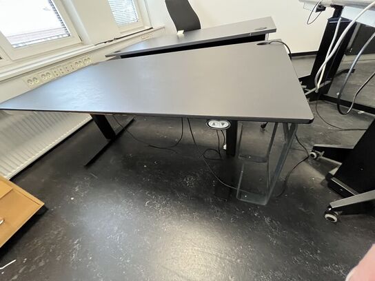 To hæve/sænkeborde sa,mt en kontorstol. 