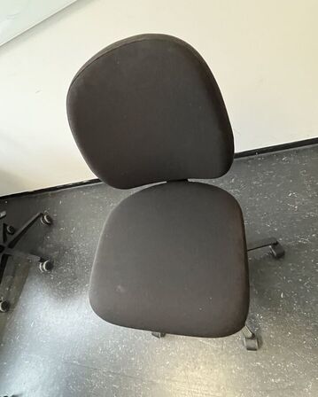 Hæve/sænkebord med stol. 