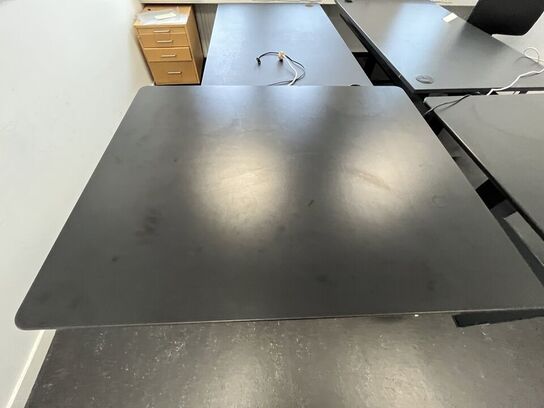 To små hæve/sænkeborde. 