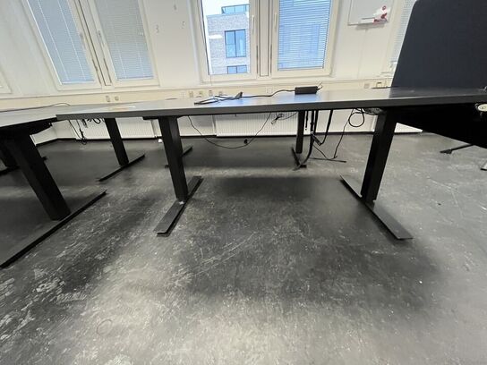 Fire hæve/sænkeborde. 