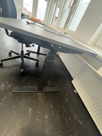 Tre hæve/sænkeborde  med tre stole. 