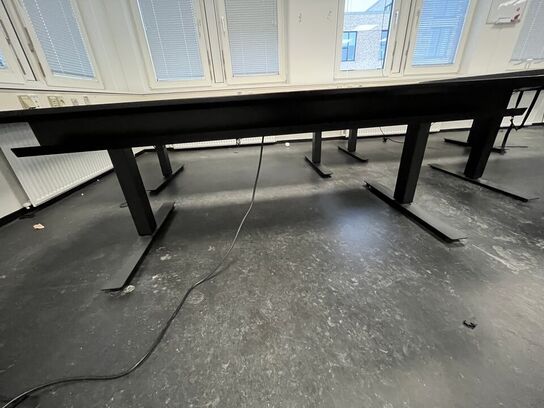 Fire hæve/sænkeborde. 