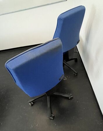 To Kinnarps kontorstole. 