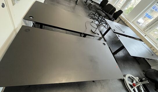 Fire hæve/sænkeborde. 