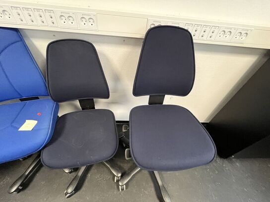 Fire kontorstole, assorterede.