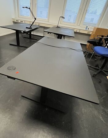 Tre hæve/sænkeborde. 