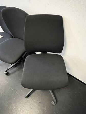 Tre kontorstole, assorterede.