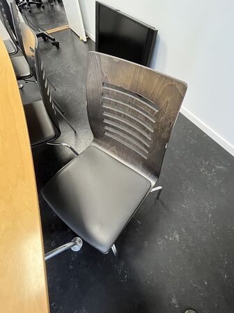 Mødebord med 8 Holmris Flexform stole