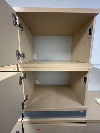 Kinnarps locker med to rum. 