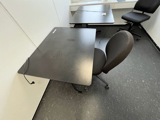 Hæve/sænkebord med stol. 