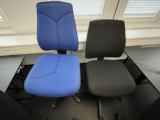 Fire kontorstole, assorterede.