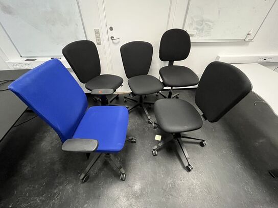 Fem kontorstole, assorteret