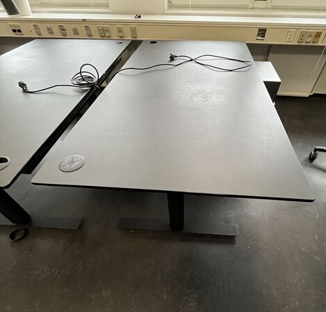 Fire hæve/sænkeborde. 