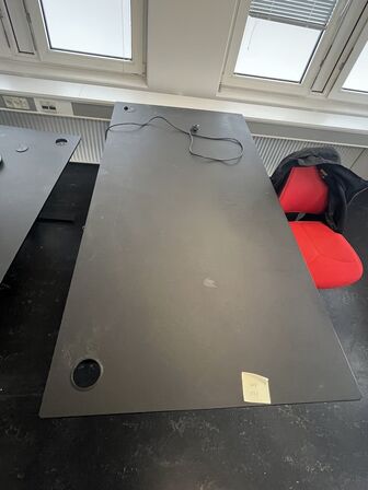 Tre hæve/sænkeborde  med tre stole. 