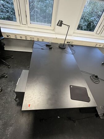 Fire hæve/sænkeborde. 