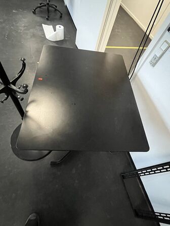 Lille hæve/sænkebord samt stumtjener