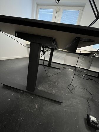 Tre hæve/sænkeborde. 