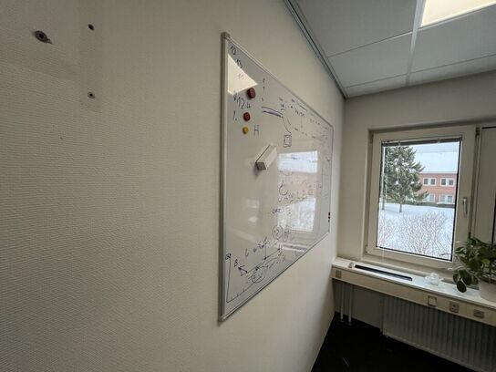 Fem whiteboards assorterede.