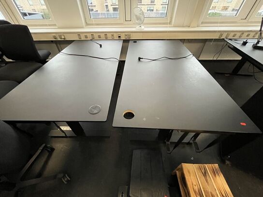 Otte hæve/sænkeborde. 