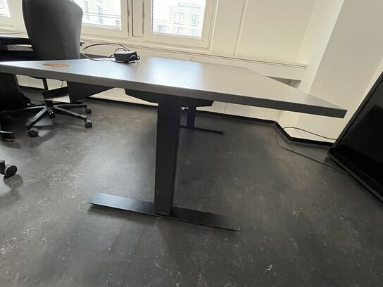 To hæve/sænkeborde samt en stol