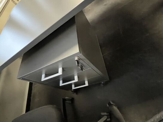 Tre hæve/sænkeborde. 