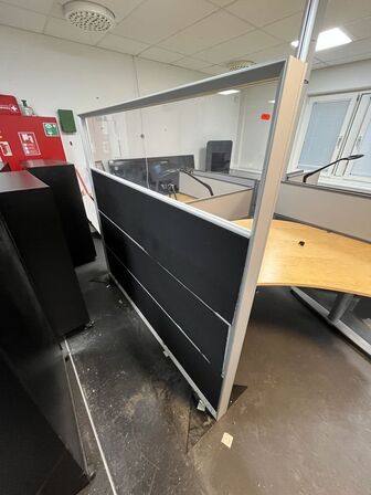 To skærmvægge. Måler ca. 180 x 160 cm.