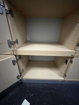 Kinnarps locker med to rum. 