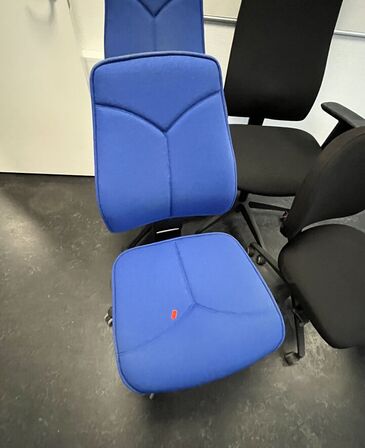 Fire kontorstole, assorterede.