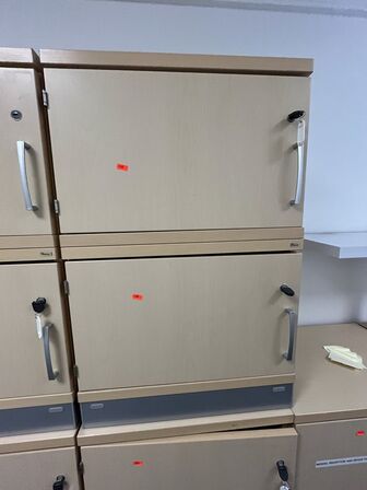 Kinnarps locker med to rum. 