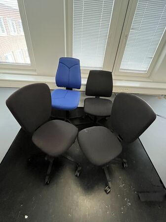 Fire kontorstole, assorterede.