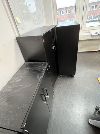 Fem assorterede kontorskabe