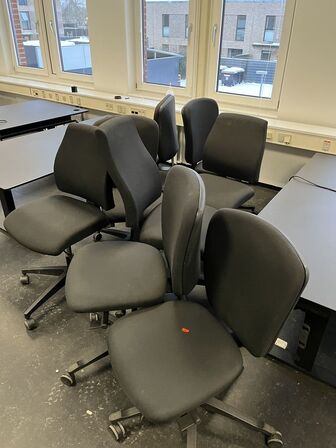 Otte kontorstole, assorterede.