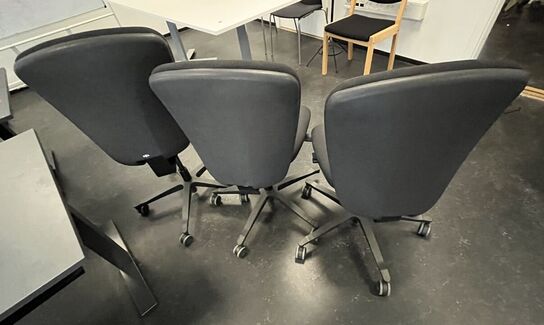Tre kontorstole, assorterede.