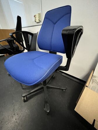 Tre stole, assorterede.