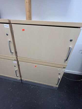 Kinnarps locker med to rum. 