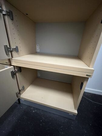 Kinnarps locker med to rum. 