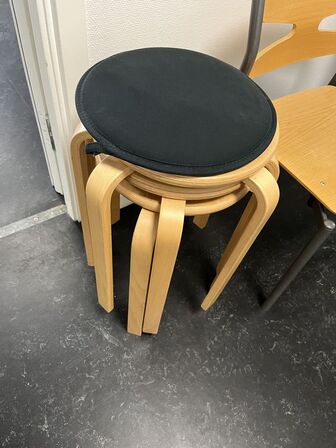 Skamler og stole assorterede