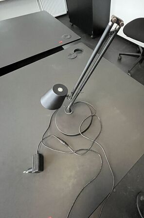 To hæve/sænkeborde og to bordlamper. 