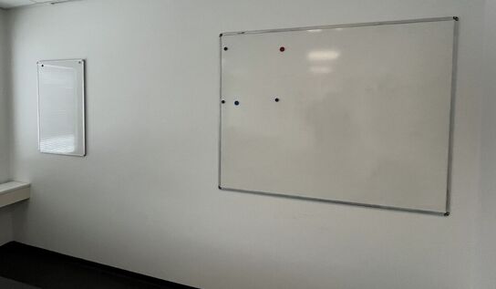 Tre whiteboards, assorterede. 