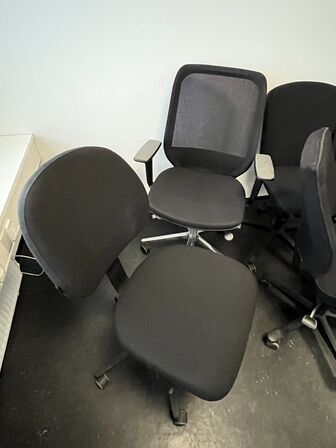 Seks kontorstole ass.