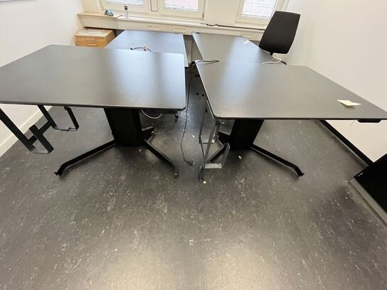 To små hæve/sænkeborde. 