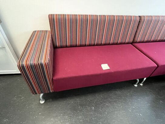 Orangebox, to dele sofa, samt en skammel.