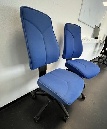 To Kinnarps kontorstole. 