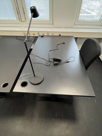 To hæve/sænkeborde med kontorstole. 
